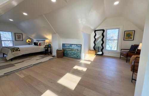 Artsy 4 Bedroom Home, Steps from Dining & Shops - Foto 4