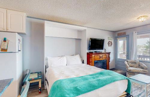 Cozy Coastal Condo Steps from the Beach with Deck Views - Foto 19