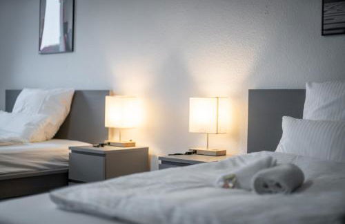 Einfach aber sehr komfortabel - Wohnung für 12 Personen - 2xWC - Gruppen, Messe, Monteure, Studenten - Voll ausgestattet - 6 Betten 140x200cm hochwertig, 3 Smart-TV 55 Zoll Netflix, 1000 Mbit WLAN, voll ausgestattete Küche - Foto 14