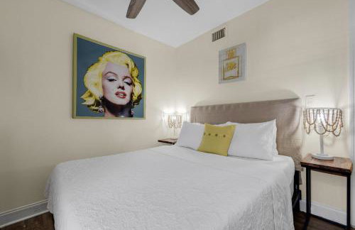 Artful Home Near Design District - Photo 8