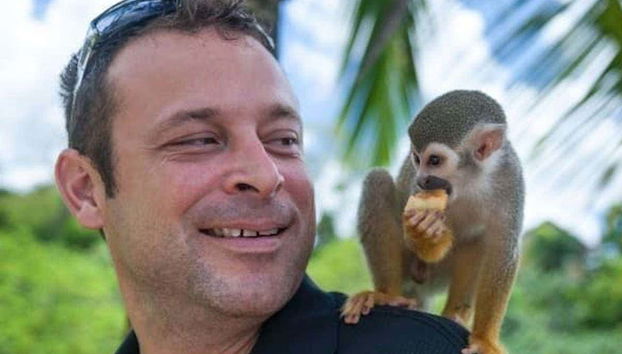 Macaco-esquilo no ombro de um homem