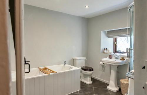 Danes Cottage - Luxury Peak District Retreat - Photo 40