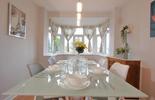 Stunning 3 Bedroom 2 Bathroom Bungalow by CozyNest - Photo 14