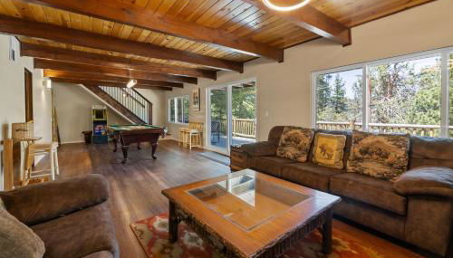 Bare Necessities - Comes with a hot tub and a pool table - Foto 5