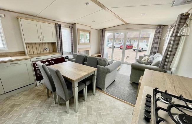 Prime Location 3-bed Chalet in Seal Bay, Selsey - Photo 7