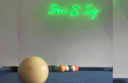 Iron & Ivy 5BR5BA Sleeps 12 - Foto 19