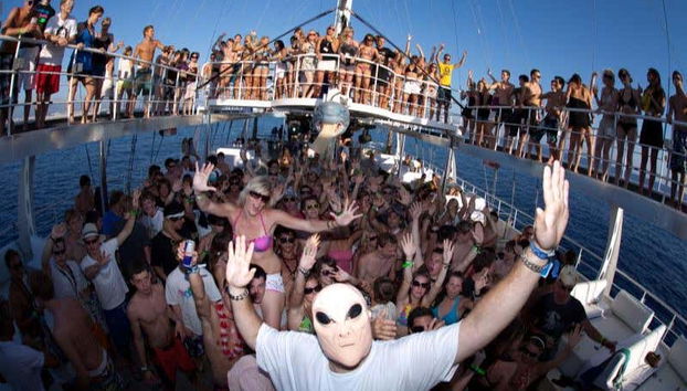 O DJ animando a festa