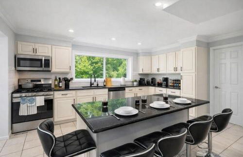 Spacious 6BR Getaway Game Room Firepit NYC - Foto 3