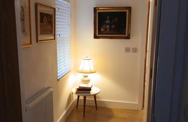 Luxury 1 bed apartment close to Airport and Exhibition centre ideal for short long term stays very cosy nicely furnished for comfort with all mod cons FreeParking on site Free WIFI - Foto 31