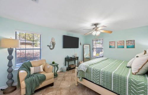 Beautiful Pet Friendly Home! Tropical Pool, Optional Golf Cart & Pool Heat, Minutes to Beach - Foto 21