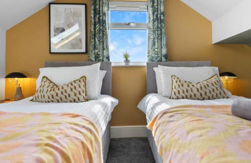 4-Bedroom Stunning Luxe, Spacious & Stylish Design House Bolton, Sleeps 11, with Parking Central Bolton, Links to Manchester, Pet-Friendly, Best For Groups! WORK CONTRACTORS SPECIAL OFFER! - by Blue Puffin Stays - Foto 49