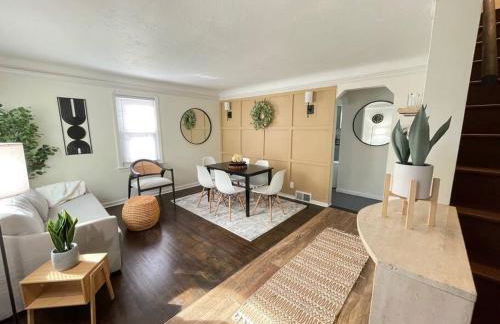 New! Cozy 4-bedroom w/ free parking. Dogs welcome! - Foto 2