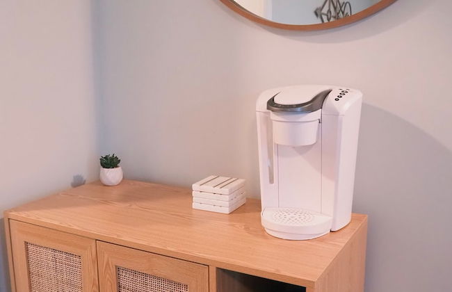 Apartment w Private Balcony Close to Beach - Foto 2