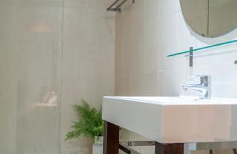 Tu Escapada Urbana - Plaza de Castilla III, Diseño y Localización - Photo 25