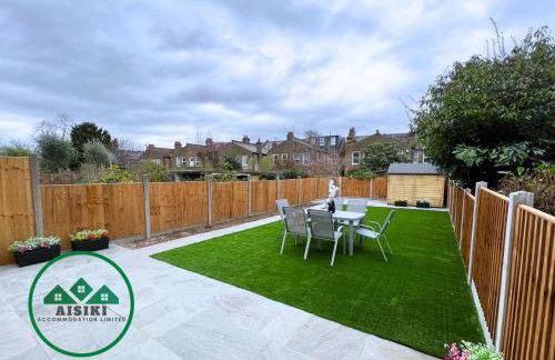 Aisiki Stays Apartments at Enfield, Airconditioned & Pet Friendly, Ground Floor, 3-Bedroom & 2-Bathroom Flat, King or Twin Beds with Garden, Free Wi-Fi and Parking Space - Foto 4