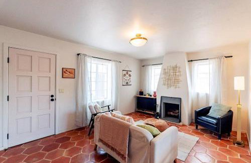 Cute & Cozy 2BR 1BA Adobe w Firepit Near UA & UMC - Foto 14