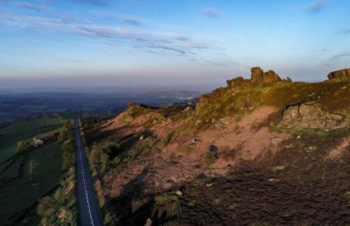 School House, cosy cottage for 12 with hot tub in the Peak District - Photo 3