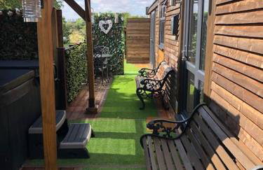 Couple’s Lodge With Hot Tub - Foto 10