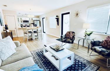 Stylish Stay Close to UM City Vibes - Photo 7