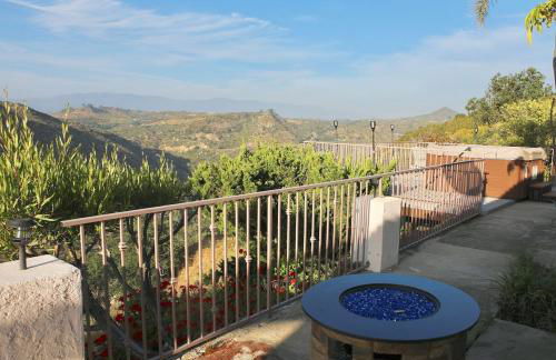 Quiet Hilltop Home With Stunning Hill Top And Valley Views - Foto 1