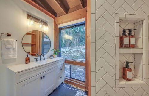 Bonners Ferry Cabin with Wraparound Deck and Views! - Foto 14