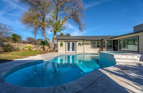 Relaxed Luxury Pet Friendly Home with Pool and Backyard Lounge in San Antonio, TX - Foto 54