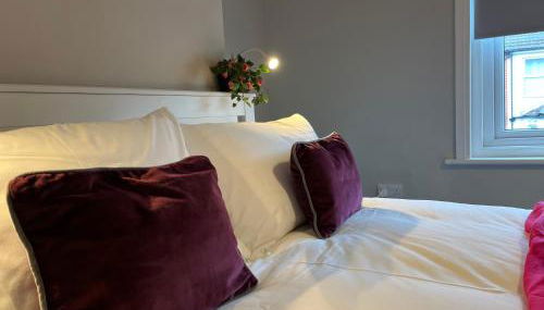 Three Bedroom City Home with Garden - Photo 2