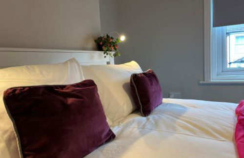 Three Bedroom City Home with Garden - Photo 2