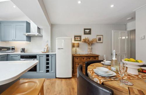2-Bedroom Stylish & Gorgeous, Cosy Westgate Cottage Retreat, Central Winchester, Free On-Street Parking Permit, with Garden, Close to Cathedral - Sleeps 6, Pets are Welcome - by Blue Puffin Stays - Foto 15