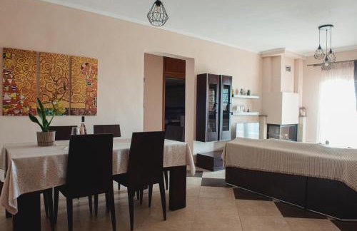 Ellie's Hospitality - Photo 12