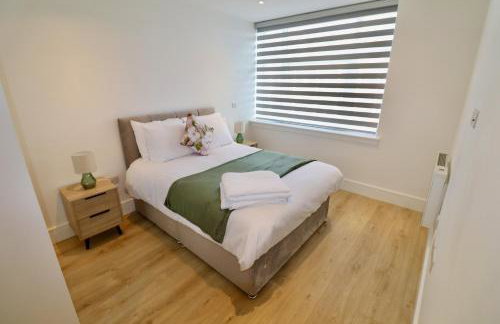 Chertsey Modern 2-Bed Flat with Ensuite, Parking & Ultra-Fast WiFi - Foto 2