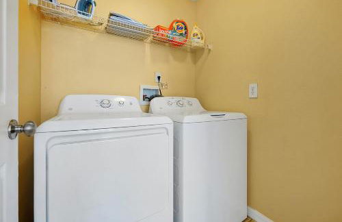 5BR Cottage w Pool & Hot Tub Near Disney - Foto 37