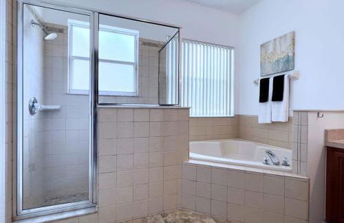 Lovely 4 Bed 3 Bath Pool Home With Spa-5330cvl 4 Bedroom Home by RedAwning - Foto 33