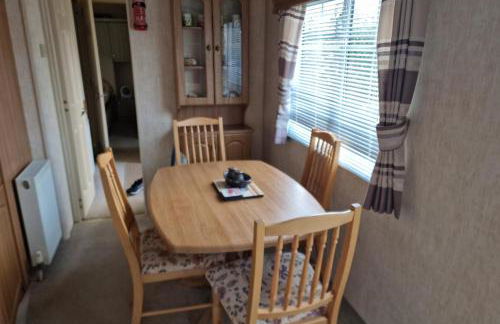 Caravan - Sleeps 4 - Pet Friendly - Parking - Foto 7