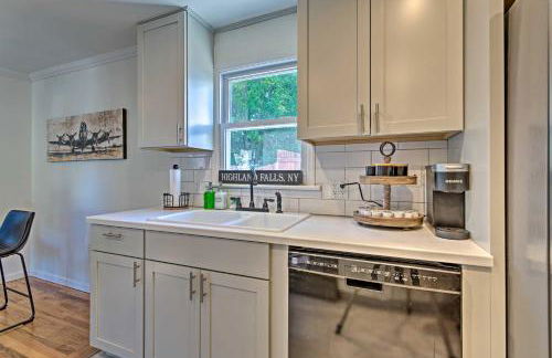 Updated Home with Patio Half Mile to West Point - Foto 11