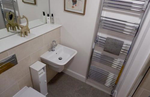 No 7 Quiet, two bedroom Ground Floor Flat in Tornagrain Great for early Airport departures or late flights - Photo 25