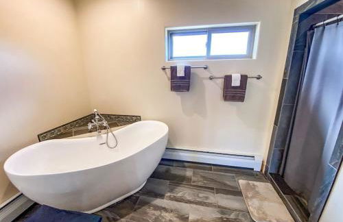 New! Beautiful, Spacious Modern Home on a Large Acreage - Peaks & Prairies Retreat - Foto 27