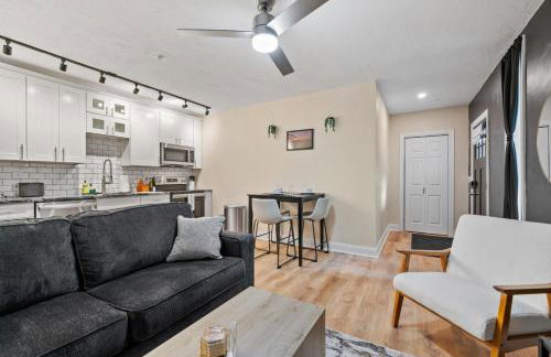 Upscale King Bed Suite ADA with Free Parking - Foto 10