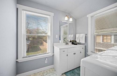 Ingersoll Immersion: Your Urban 4BR Retreat! - Foto 30