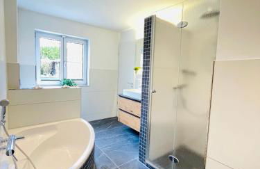 The Villa Toscana, a serene retreat in Center of Friedrichshafen City with lush green lawns, terrace & private garage- Lidl, Bakery walking distance- Bodenseecenter, Sportsbad 3 mins, Lake 7 mins - Foto 4