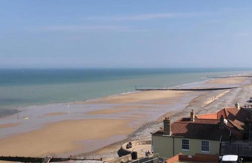 Stunning Cromer beach house with sea views - Photo 1