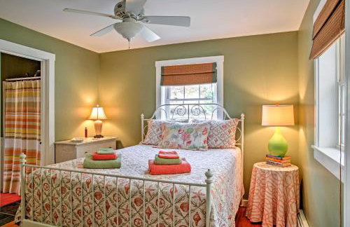 Beautiful Sandy Point Getaway with Wraparound Deck! - Foto 14