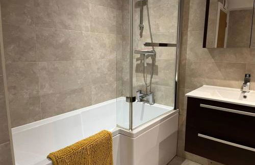 Stylish 1 Bedroom, 2 bed Basement Flat With Free Parking - Photo 4