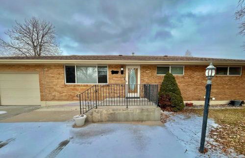 Newly Renovated Home w Garage Near Old Town - Foto 1