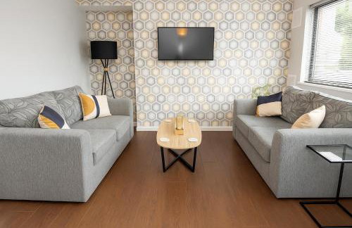Large Home - Free Parking-WiFi By Hinkley Homes Short Lets & Serviced Accommodation - Photo 14
