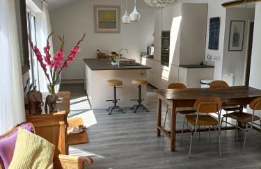 Cybil's Retreat - Renovated 2 bedroom house with enclosed garden - Photo 4