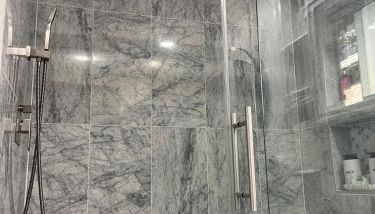 SEA Airport Coastal Home, located just 15 min from SeaTac Airport and 5 min from Des Moines Marina - Foto 5, Shower