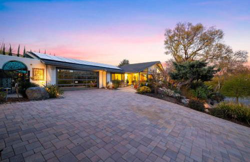 Nature-Inspired Stay with Pool, Fire Pits and More - Foto 65