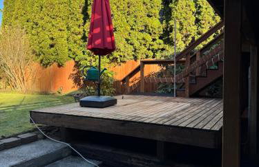 Spacious furnished in-law apartment with private deck and patio close to Light Rail - Foto 15