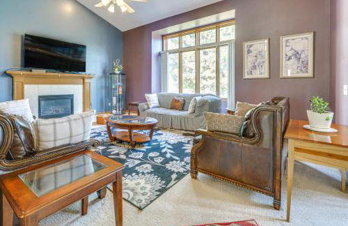 Private Yard with Patio, Fire Pit Family Getaway - Foto 2